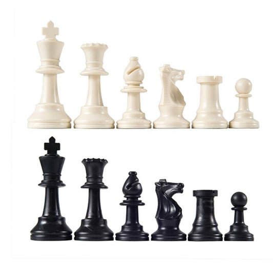 32 plastic chess pieces™